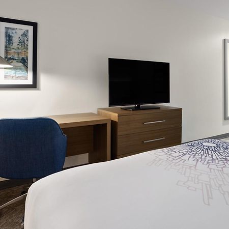La Quinta Inn & Suites By Wyndham Локъст Гроув Екстериор снимка