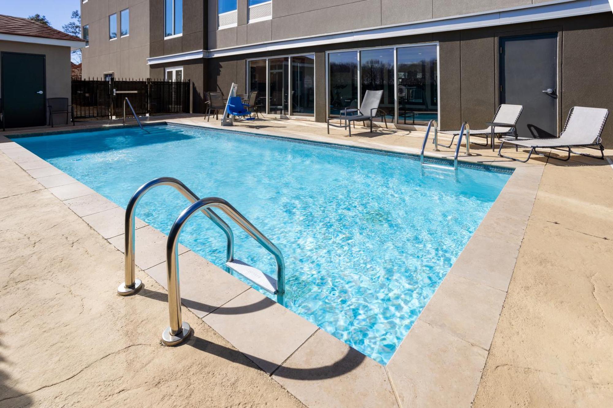 La Quinta Inn & Suites By Wyndham Локъст Гроув Екстериор снимка
